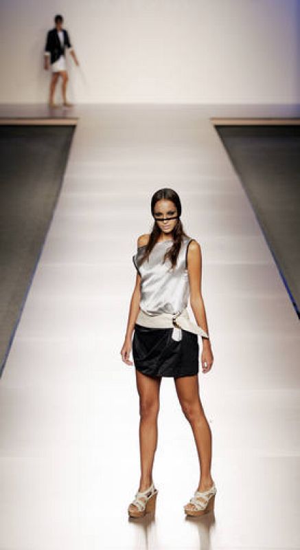 En los diseños de la colección de Bohento abundan los tejidos ligeros que dibujan el contorno de los modelos. 