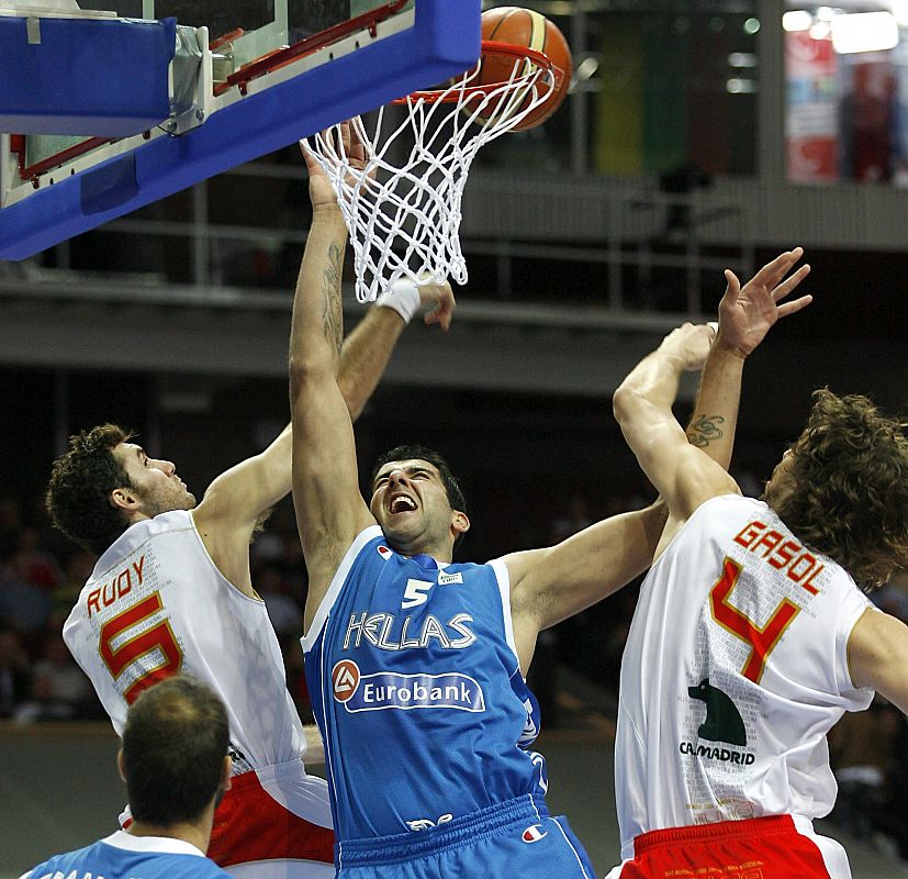 Rudy Fernández y Pau Gasol impiden que enceste el griego Ioannis Bourousis