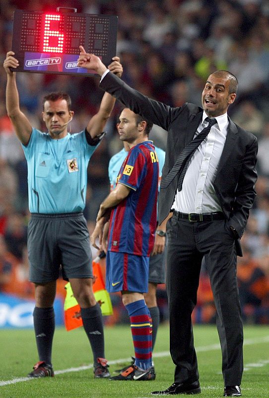 El entrenador del FC Barcelona Pep Guardiola (d) y el centrocampista Iniesta (c), durante el partido de Liga ante el Atlético de Madrid disputado en el Camp Nou.