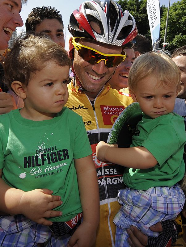 Valverde pudo llegar a Murcia de líder y enseñar a sus hijos como le quedaba el maillot oro