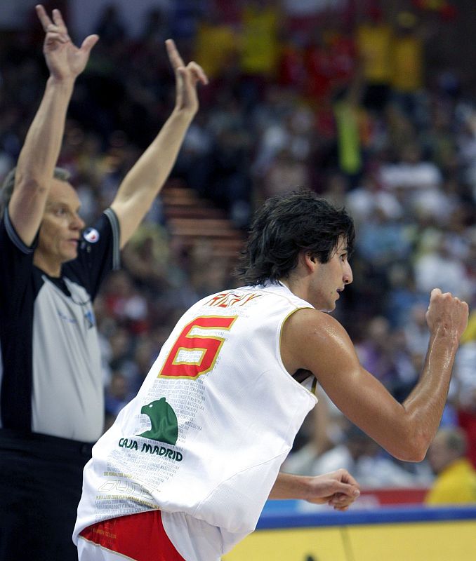 Ricky Rubio anima a sus compañeros después de anotar un triple