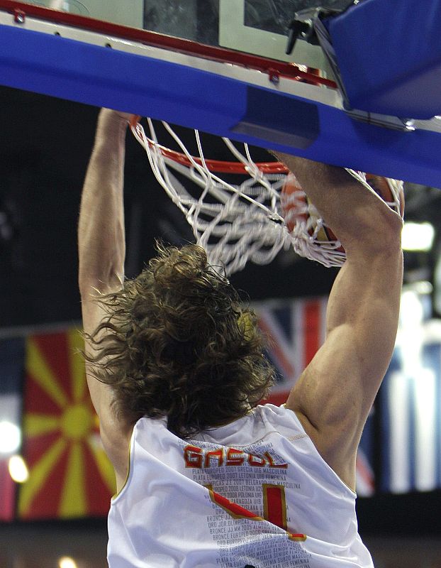 Pau Gasol machaca la canasta