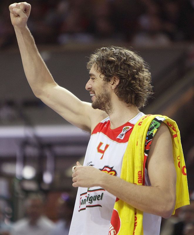 Gasol celebrando una canasta