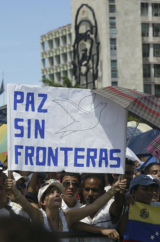 A woman holds up a banner that reads "Peace Without Borders" during the concert with the same title in Havana's Revolution Square