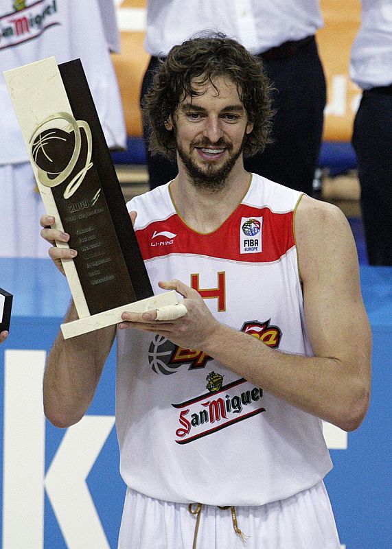 Pau Gasol recibe el trofeo de MVP del Eurobasket