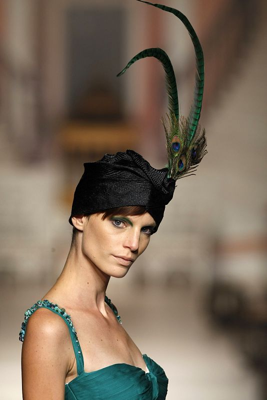 En la colección de Alma Aguilar hay espacio para los tocados más sofisticados.