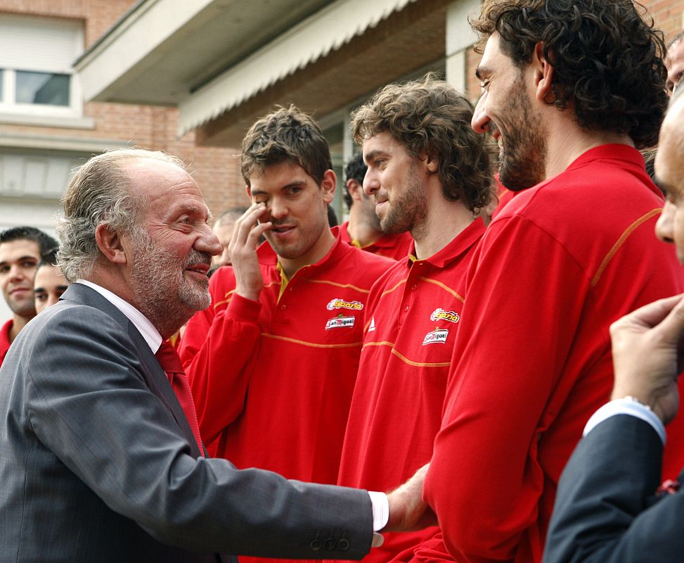 El Rey Juan Carlos, gran aficionado al deporte, conversa con Marc Gasol, su hermano Pau y el madrileño Jorge Garbajosa durante la recepción del equipo campeón en el Palacio de la Zarzuela.