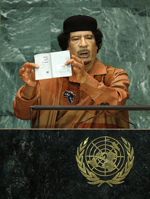 Gadafi muestra la Carta de las Naciones Unidas durante su intervención en la Asamblea General de la ONU.