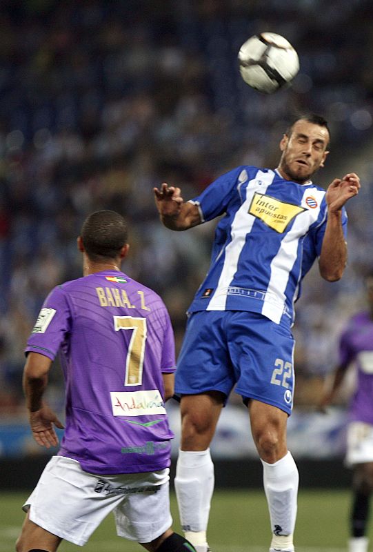 El centrocampista del Espanyol Moisés Hurtado remata de cabeza ante el delantero marroquí del Málaga Baha.