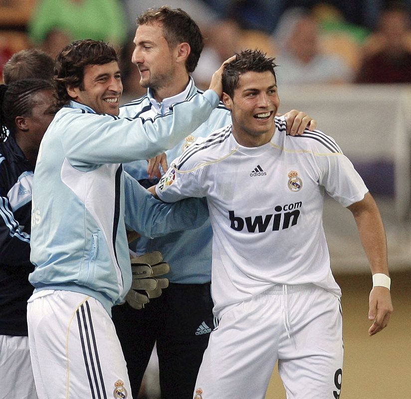 El portugués celebra el gol junto a Raúl, suplente frente al Villarreal.