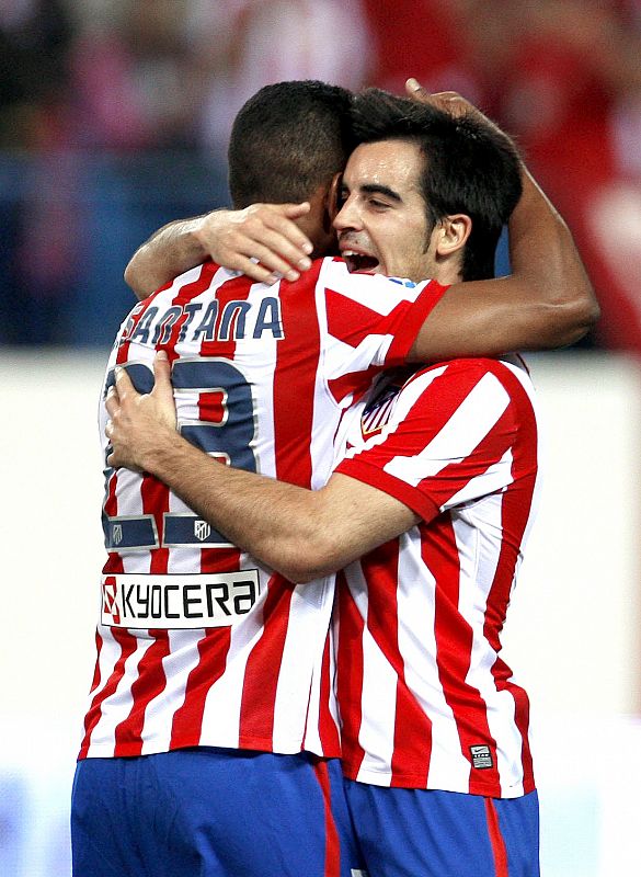 El rojiblanco Cléber Santana celebra con Jurado el gol del empate.