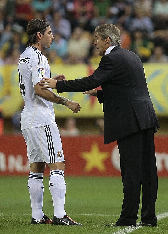 El técnico madridista, Manuel Pellegrini, da instrucciones al defensa Sergio Ramos.