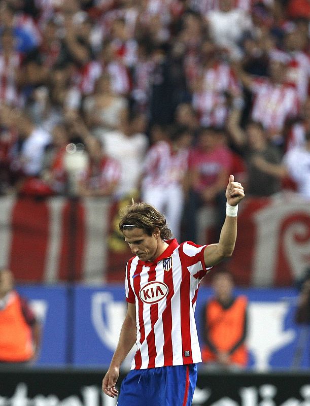 Diego Forlán marca y adelanta al Atlético de Madrid.