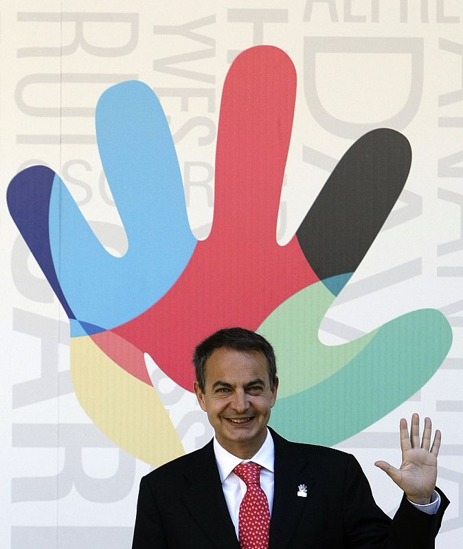 Zapatero posa con 'Corle', el logo de la candidatura, que se llama así por ser el pseudómino del autor del diseño, elegido en un multitudinario concurso.