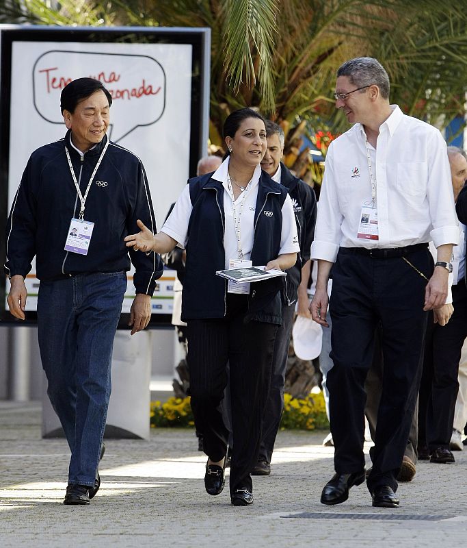 Madrid Mayor Gallardon walks with IOC Evaluation Commission members in Madrid