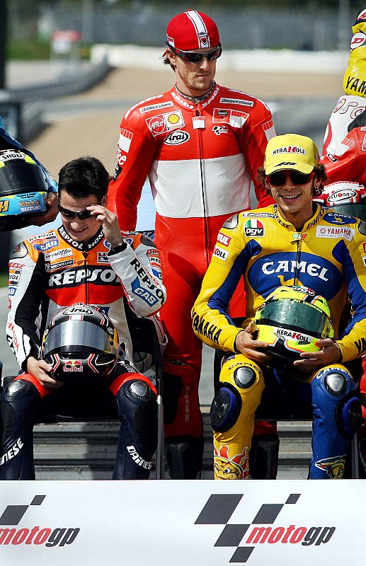 Valentino Rossi posa con Dani Pedrosa y con Sete Gibernau en el circuito de Jerez (23/06/2006).