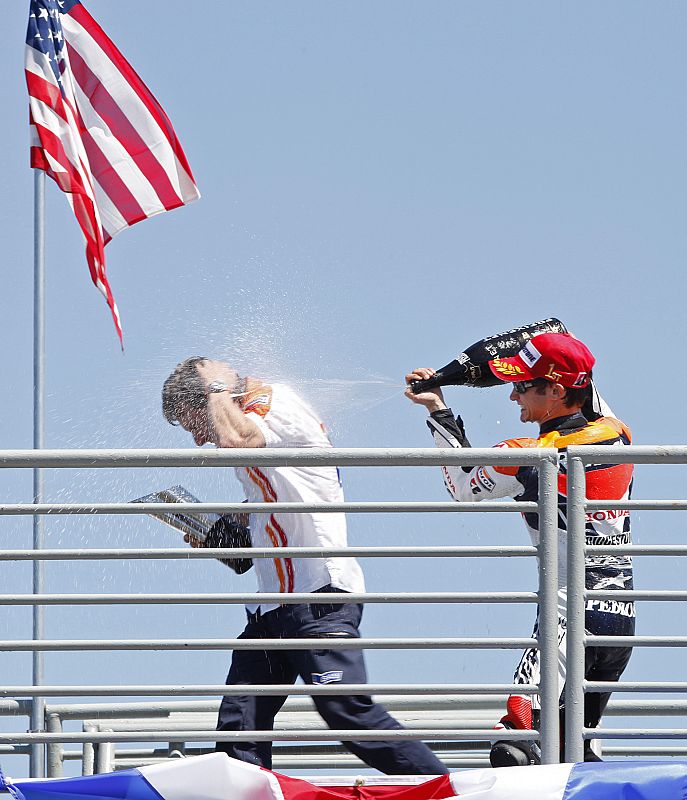 Dani Pedrosa celebra en el podio su triunfo conseguido en Laguna Seca (05/07/2009).