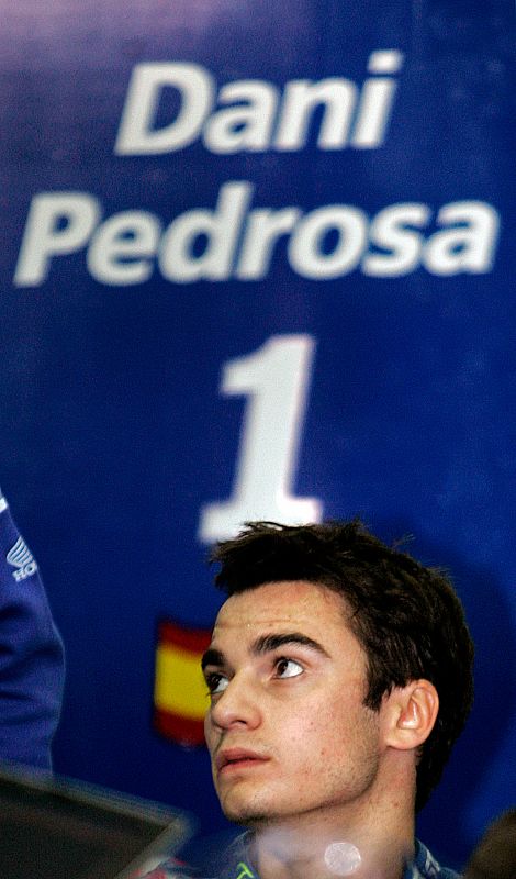 Dani Pedrosa, sentado en el 'paddock' antes de los entrenamientos clasificatorios del Gran Premio de la Comunidad Valenciana, disputado en el circuito Ricardo Tormo (05/11/2005).