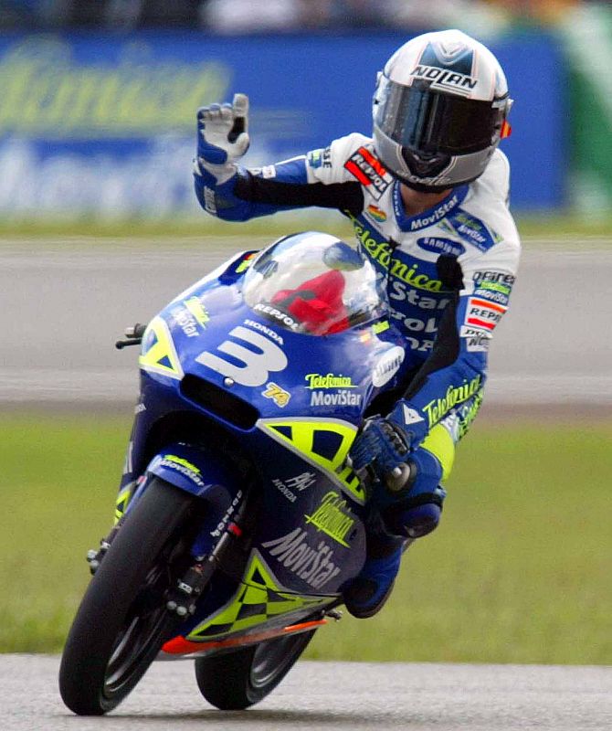 Dani Pedrosa celebra su victoria en Le Mans en la categoría de 125 cc, que formó parte del triplete histórico español junto con Elías en 250 cc y Gibernau en MotoGP (25/06/2003).