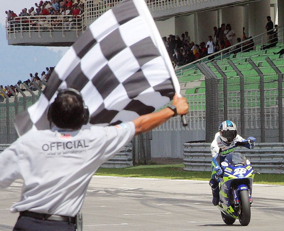 Pedrosa celebra su triunfo en el Gran Premio de Malasia de 2004 en la categoría de 250 cc, en el circuito de Sepang (10/10/2004).