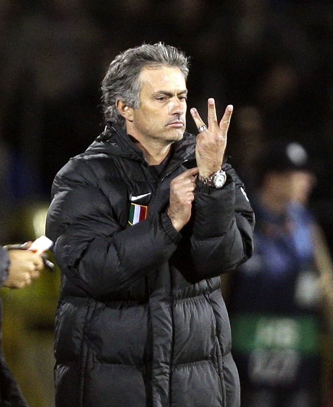 El técnico del inter de Milán Jose Mourinho durante el trancurso del partido que ha enfrentado a su equipo con el Rubin Kazan.