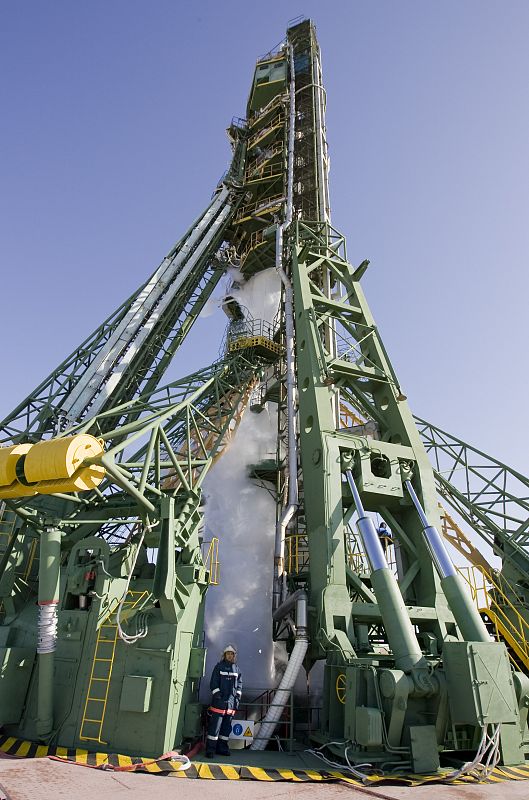 La nave, que debe ser colocada en órbita por un cohete portador Soyuz FG, ha despegado del cosmódromo de Baikonur, en Asia Central. En la imagen, el cohete TMA-16  se prepara para el despegue con la tripulación a bordo.