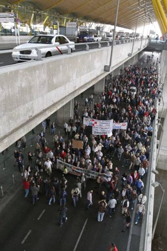 TAXISTAS BLOQUEAN SALIDAS Y LLEGADAS DE LA T-4 EN BARAJAS CONTRA INTRUSISMO 