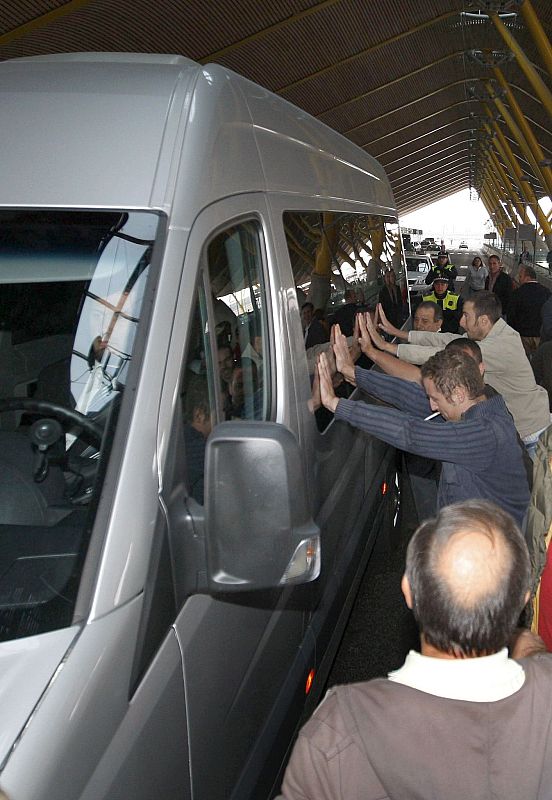 TAXISTAS BLOQUEAN SALIDAS Y LLEGADAS DE LA T-4 EN BARAJAS CONTRA INTRUSISMO