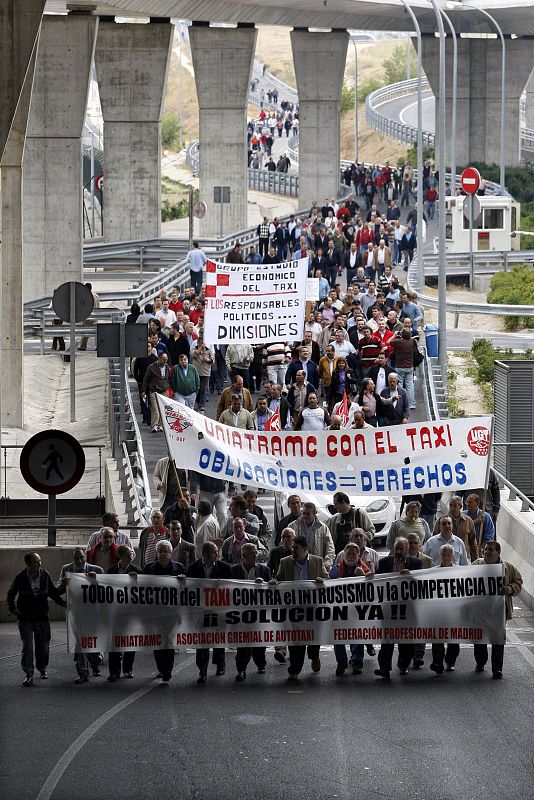 TAXISTAS BLOQUEAN SALIDAS Y LLEGADAS DE LA T-4 EN BARAJAS CONTRA INTRUSISMO