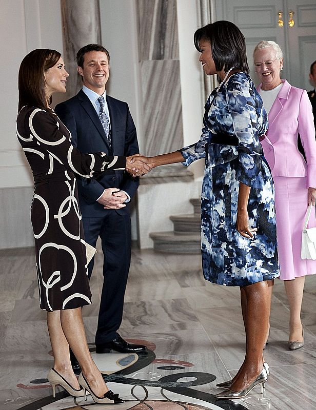 La princesa Mary de Dinamarca saluda a la primera dama de Estados Unidos, Michelle Obama, a su llegada al Castillo de Amalienborg.