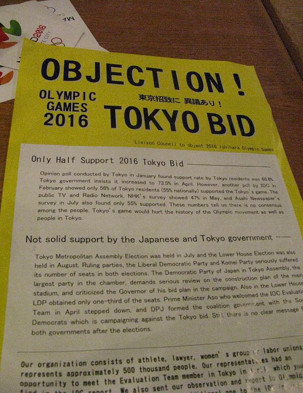 Esta mañana había un grupo de japoneses repartiendo pasquines como éste contra la candidatura olímpica de Tokio a las puertas del Bella Center.