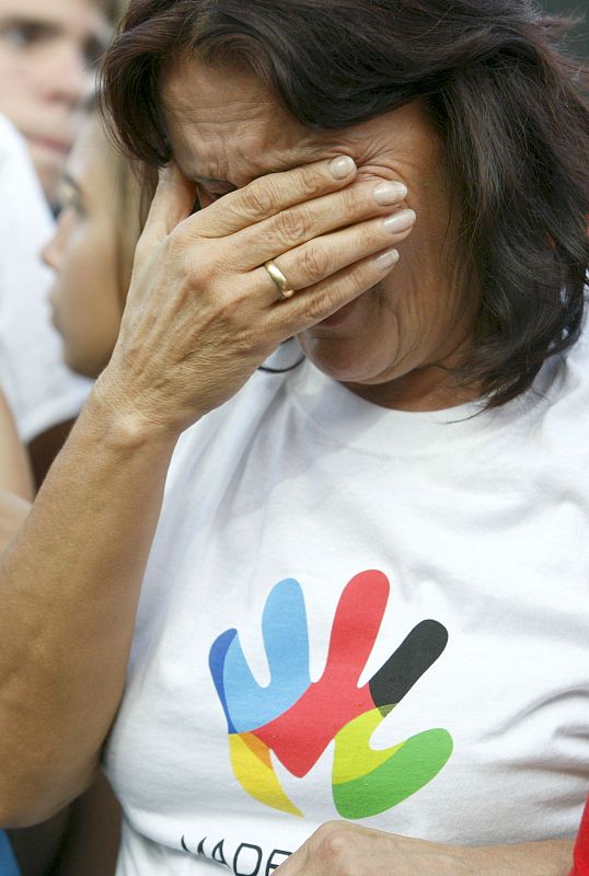 Una mujer llora en madrid tras saber que Rio de Janeiro será la sede de los Juegos Olímpicos de Verano 2016.