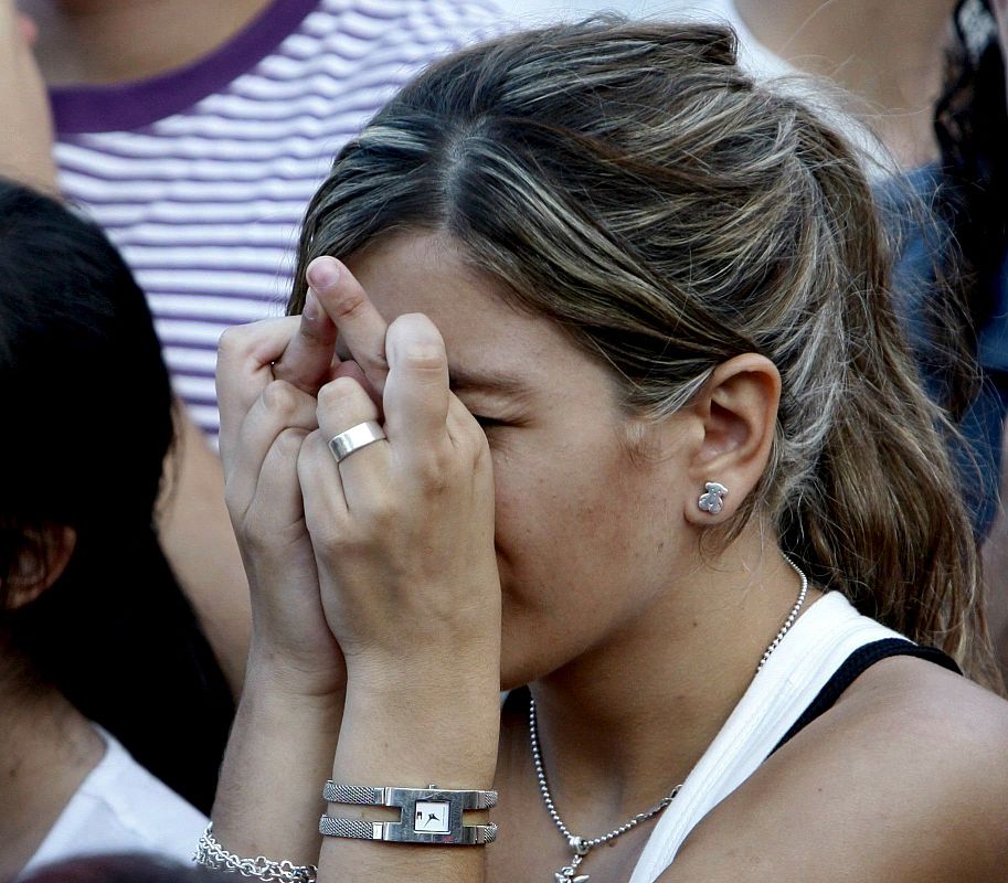 Jóvenes congregadas en la céntrica plaza de Oriente esperan la decesión del COI sobre la elección de la sede de los Juegos Olímpicos en 2016.