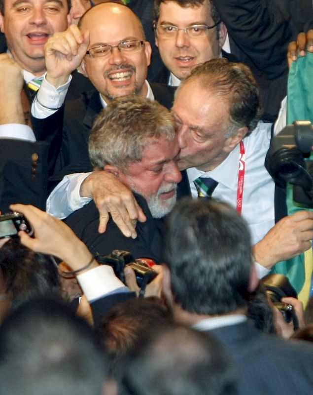 El presidente de Brasil, Luiz Inácio Lula da Silva (c), recibe la felicitación de un miembro de la delegación brasileña.