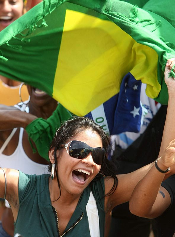 Una mujer celebra con la bandera brasileña, en la playa de Copacabana de Río de Janeiro, la designación de Río de Janeiro como sede de los Juegos Olímpicos de 2016.