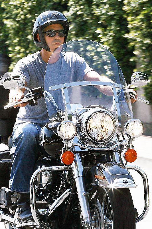 George Clooney es otro 'loco de las dos ruedas', y siempre se desplaza en moto allá adonde va. Ni siquiera los accidentes que ha sufrido (ya lleva tres; menores, eso sí) le han apartado de su gran pasión.