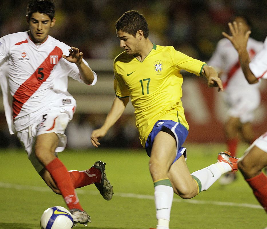 La joven estrella brasileña del Milan, Alexandre Pato, ha conseguido un hueco en el elenco de Dunga.