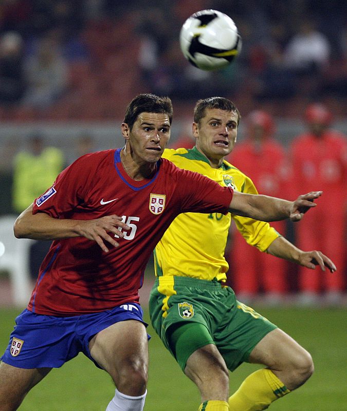 El 'gigantón' Zigic es el referente de la delantera serbia, que tiene muy complicado su pase al Mundial.