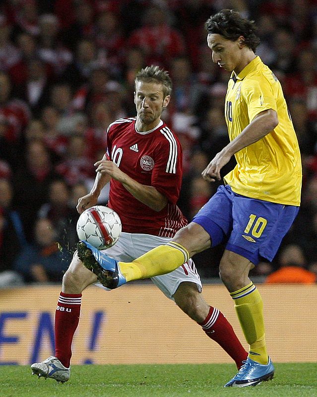 Zlatan Ibrahimovic, uno de los mejores jugadores del momento está practicamente fuera del Mundial. Dinamarca ha sorprendido a Suecia, que tiene muy difícil estar en Sudáfrica.