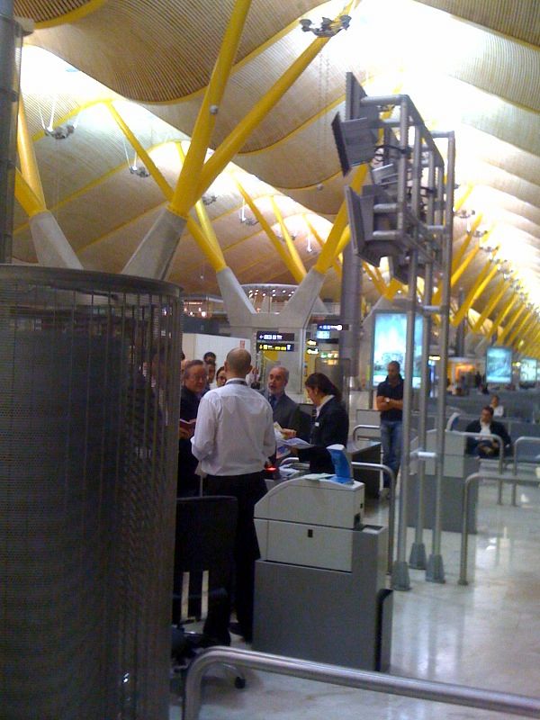 El presidente de la compañía, Josep Piqué, se ha visto envuelto en una discusión con pasajeros de Vueling.