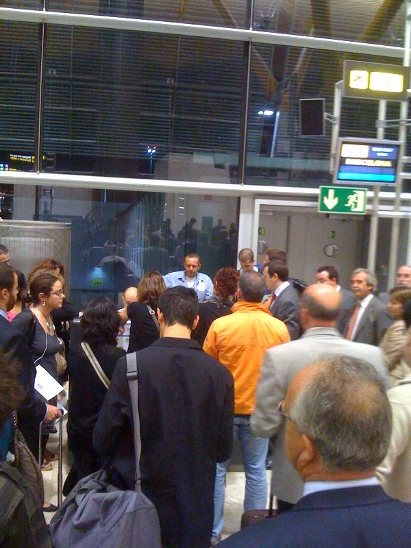 Embarque accidentado en Madrid-Barajas. Los pasajeros del vuelo de Vueling de las 7 de la mañana a Barcelona llegaron a su destino 3 horas y media más tarde de lo previsto.