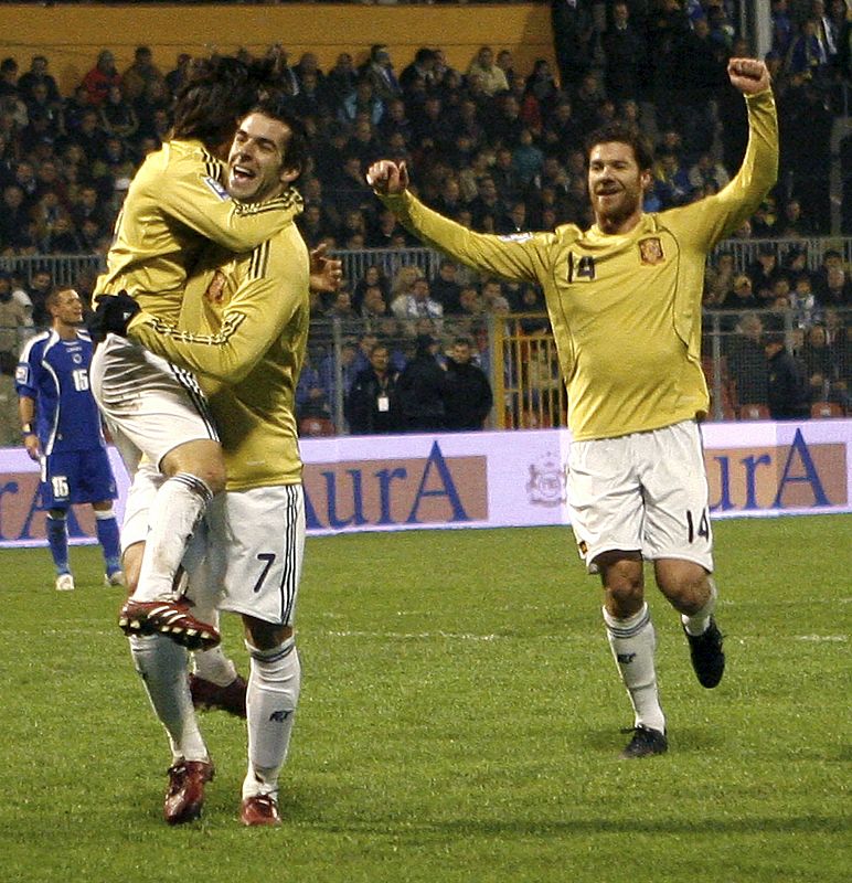 El centrocampista de la selección española David Silva, celebra el segundo gol conseguido ante Bosnia Herzegovina con sus compañeros Álvaro Negredo y Xabi Alonso.