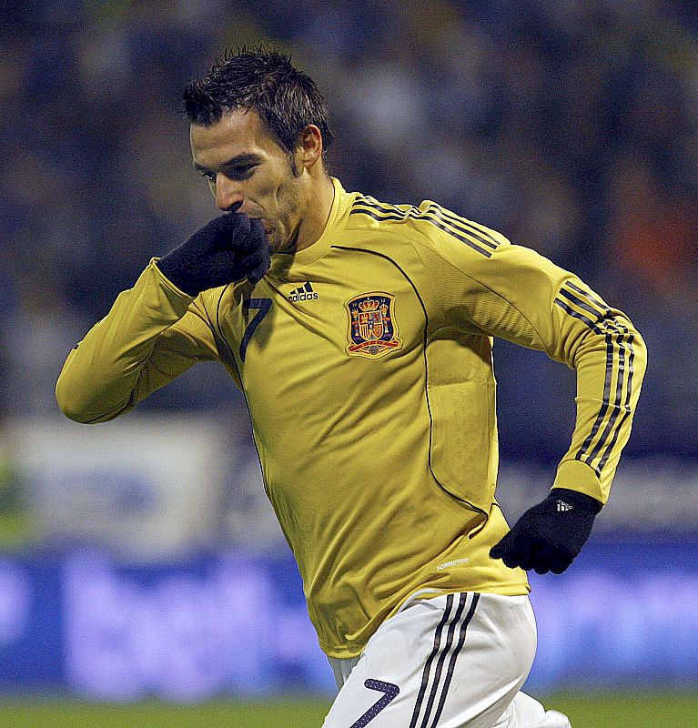El delantero de la selección española Álvaro Negredo celebra el gol que ha marcado a la selección de Bosnia Herzegovina, el primero que anota con la selección.