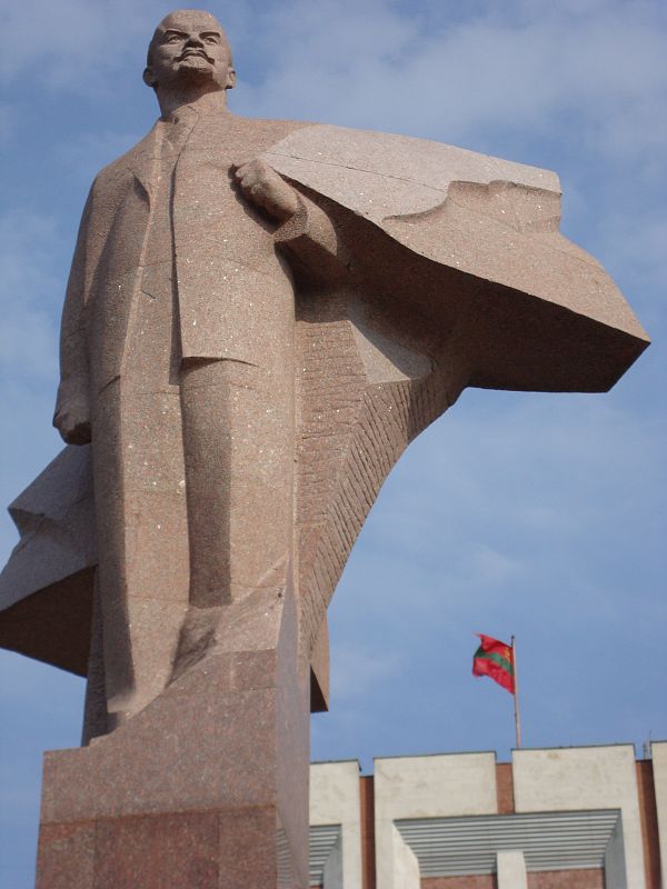 La estatua de Lenin que sigue en pie frente al Parlamento de Moldavia recuerda que muchas cosas no han cambiado desde la época soviética.