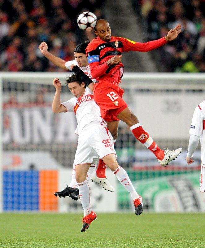 Kanouté salta a por un balón alto con Serdar Tasci y Christian Traesch.