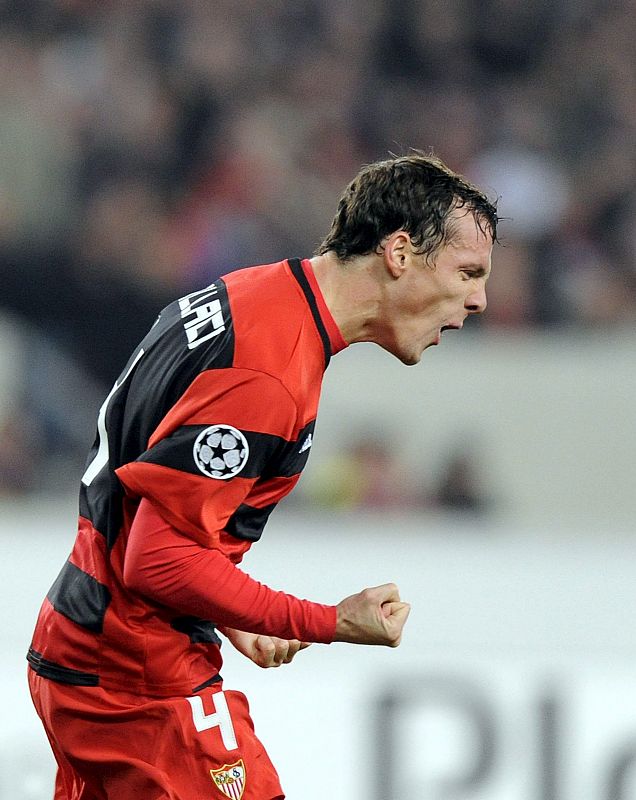 El francés Sebastien Squillaci del FC Sevilla celebra tras marcar al VfB Stuttgart.