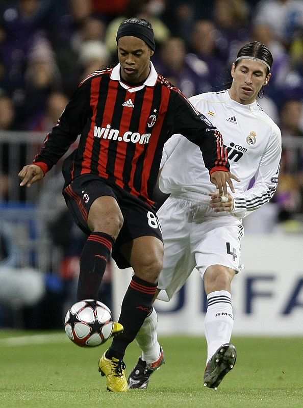 El brasileño Ronaldinho controla el balón ante la presión de Sergio Ramos.