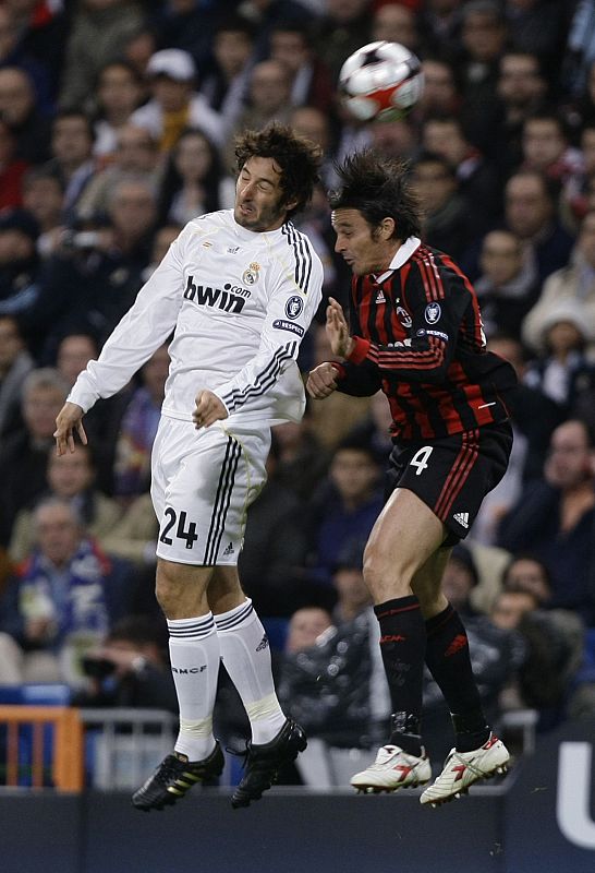 Oddo y Granero saltan a por un balón aéreo.