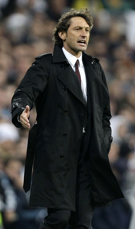 El entrenador del Milan, Leonardo, da instrucciones a sus jugadores en el Bernabéu.