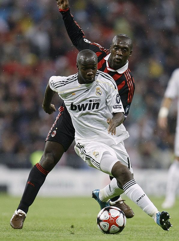 Lass Diarra, uno de los mejores jugadores del partido, dribla a Seedorf.dium in Madrid